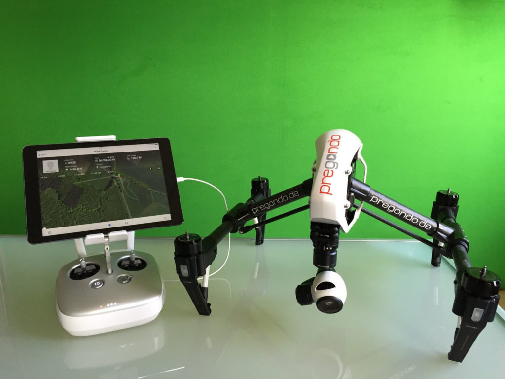 DJI Inspire Drohne, mit Fernsteuerung u nd Tablet. Greenscreen-Hintergrund.