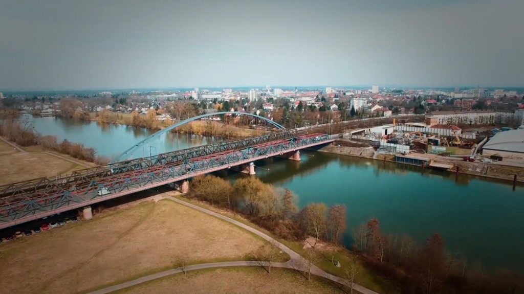 Bahnbrücke bei Hanau, im Hintergrund das Rhein-Main-Gebiet.